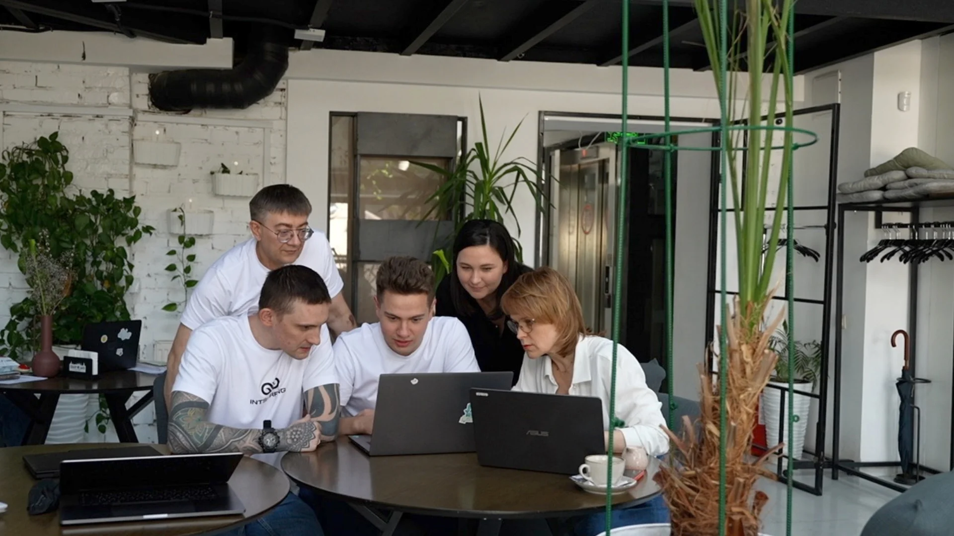 Intsurfing's self-managed team for identity verification platforms Self-managed team model for IDV organizations